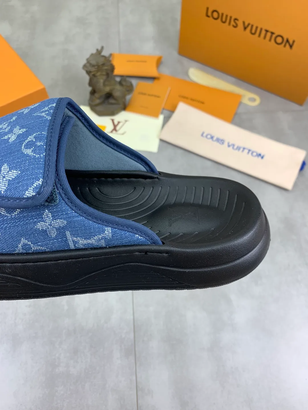Men's shoes 💰P320💰【New style】🆘 Original quality 【LOUIS VUITTON】The popular Louis Vuitton LV men's slippers on the official website are on sale simultaneously! Original fabric imported from Italy. Original bottom provided by the original factory. Number of yards: 38-44 (customized to 45). Multiple colors to choose from. Fully packaged drawer box.